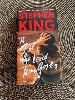 The Girl Who Loved Tom Gordon - Red & Black Paperback